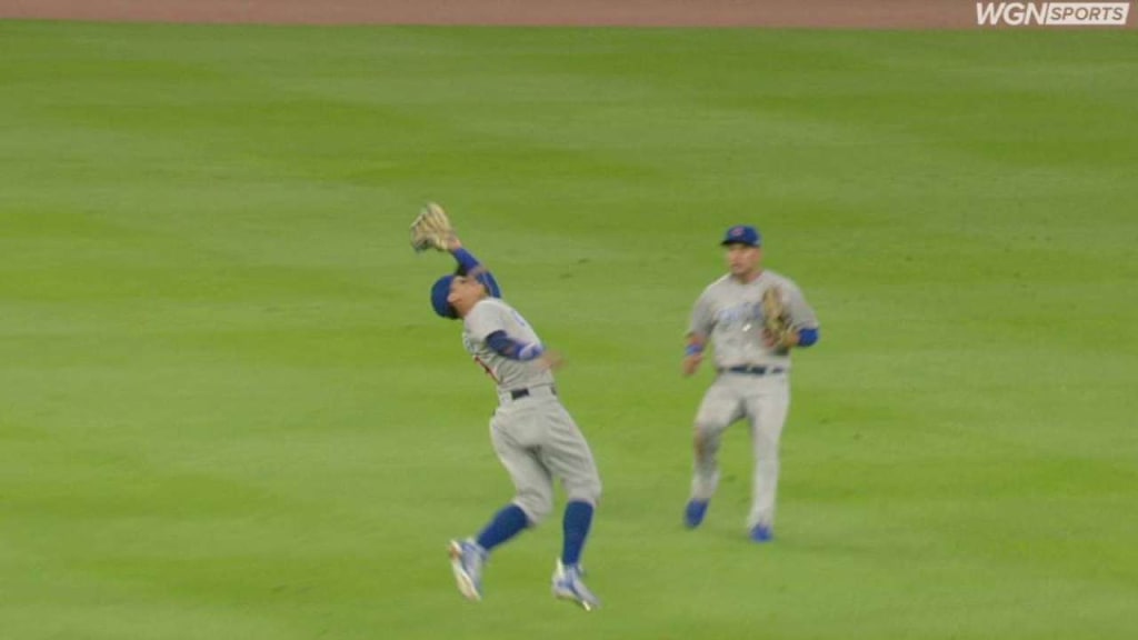 Baez runs into CF for catch