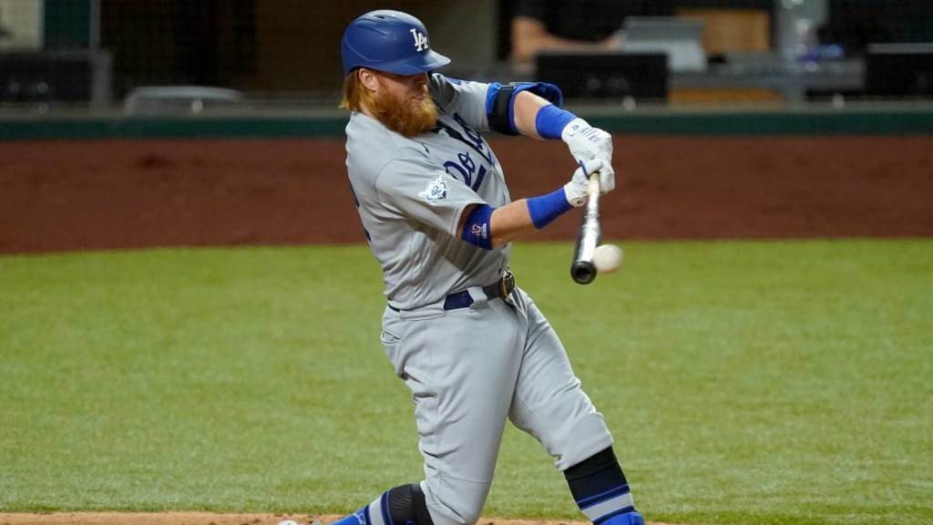 Justin Turner batea durante un juego de Los Angeles Dodgers en MLB