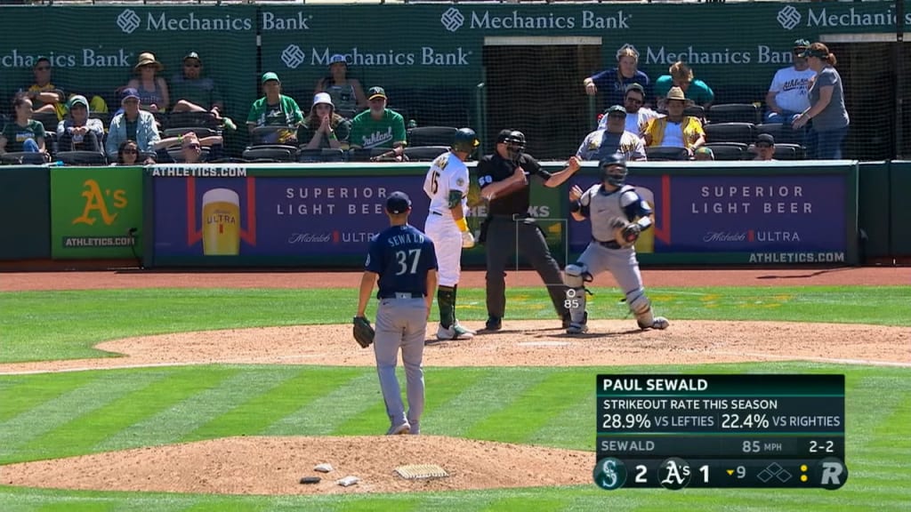 Jesse Winker's collision at first base leaves Mariners, already