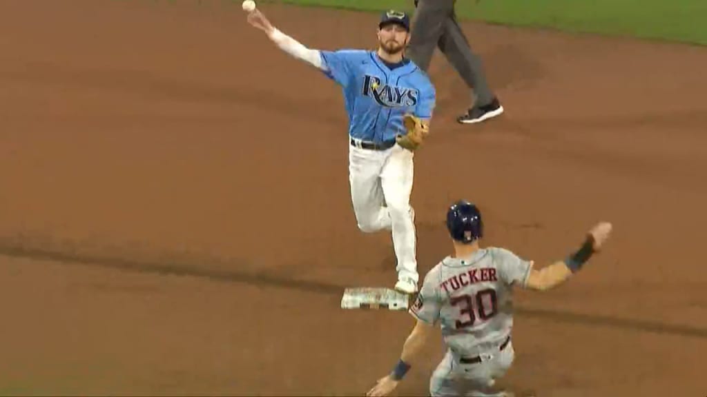 Lowe DP ends bases-loaded threat