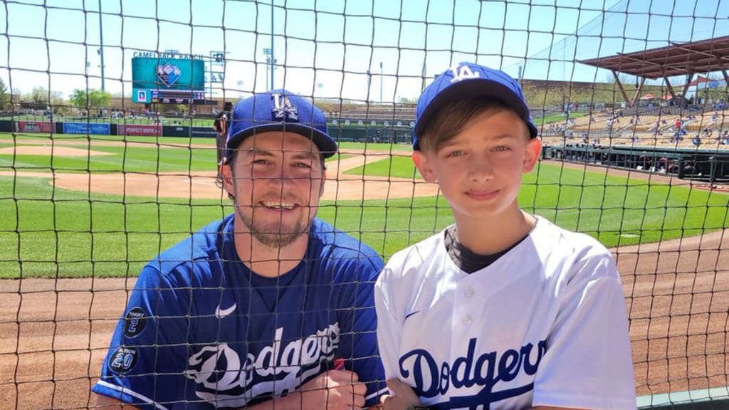 Trevor Bauer meets with bullied child