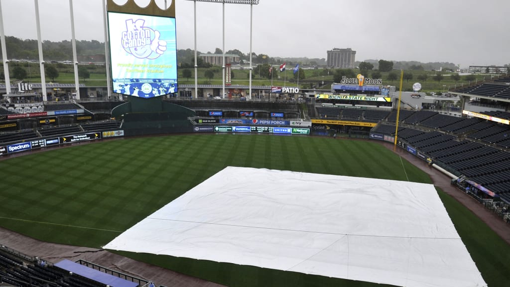 Rain postpones Kansas City Royals game at Chicago White Sox