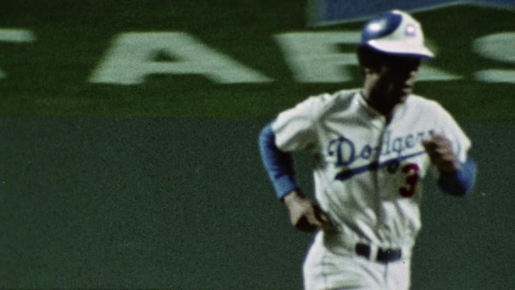 Souvenir portrait of Los Angeles Dodger player Willie Davis by