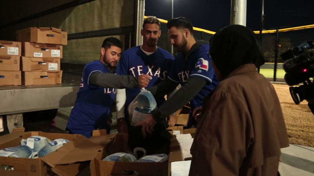 PHOTOS: Joey Gallo, Nomar Mazara and other Rangers pass out Thanksgiving  meals to families in need