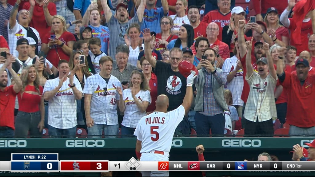 Lucky Cardinals fan scores Albert Pujols' jersey at Wrigley