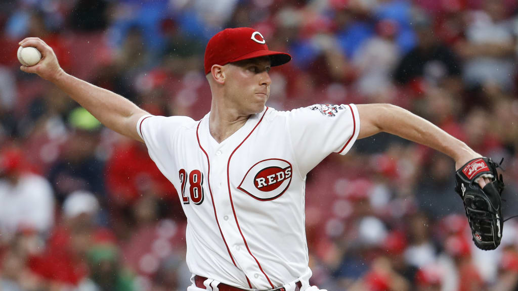 Cincinnati Reds starting pitcher Anthony DeSclafani throws in the first inning of a baseball game against the Pittsburgh Pirates, Saturday, July 21, 2018, in Cincinnati. (AP Photo/John Minchillo)