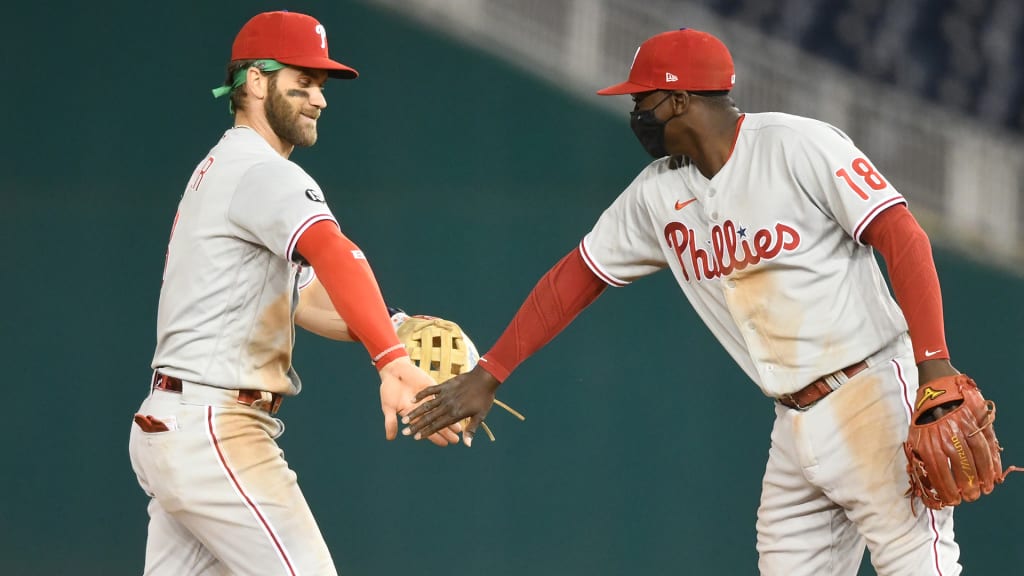 Phillies' Joe Girardi helps Didi Gregorius with new jersey 