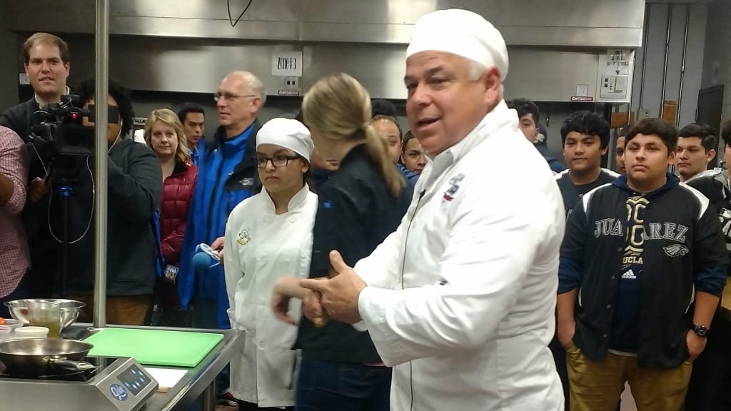 Rick Renteria cooked a meal for students at Benito Juarez Community Academy. (Chicago White Sox)