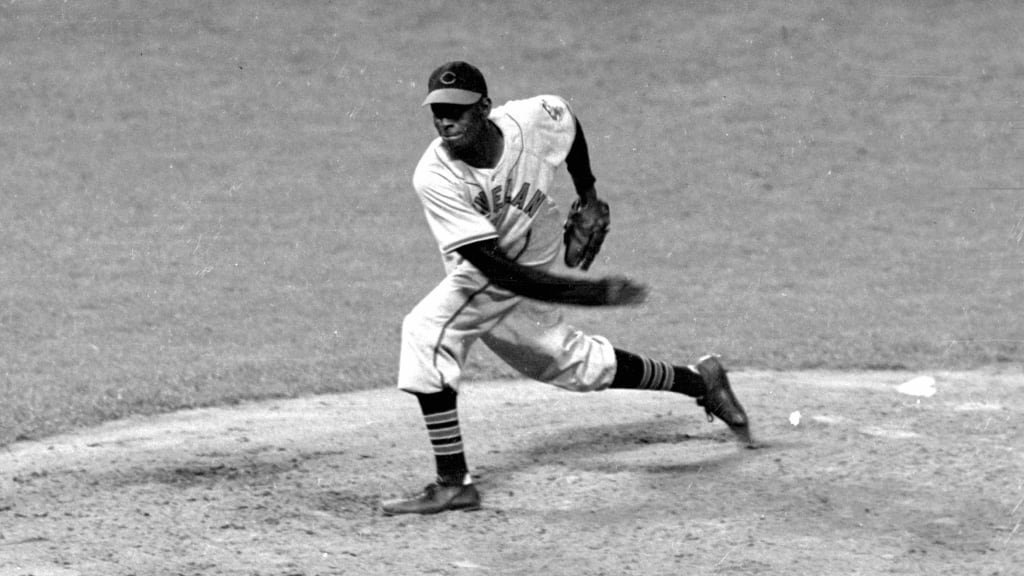 Satchel Paige pitches for Chicago American Giants - South Bend