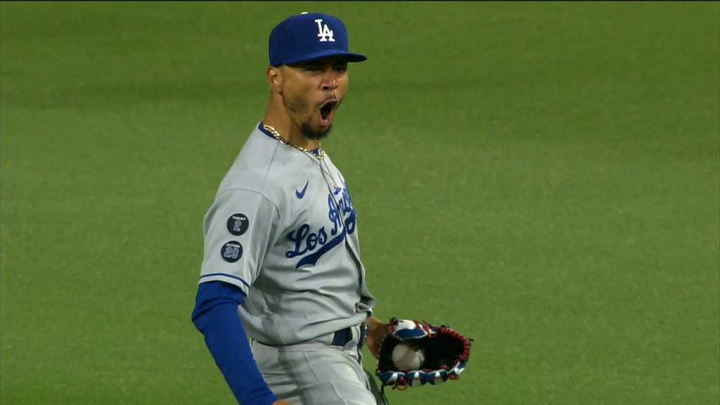 MADMAN MOOKIE! Mookie Betts' amazing diving catch wins game for Dodgers vs  Padres! 