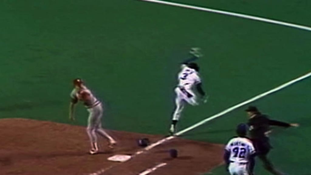 Gary Carter crushes his 1st homer of the '88 season 