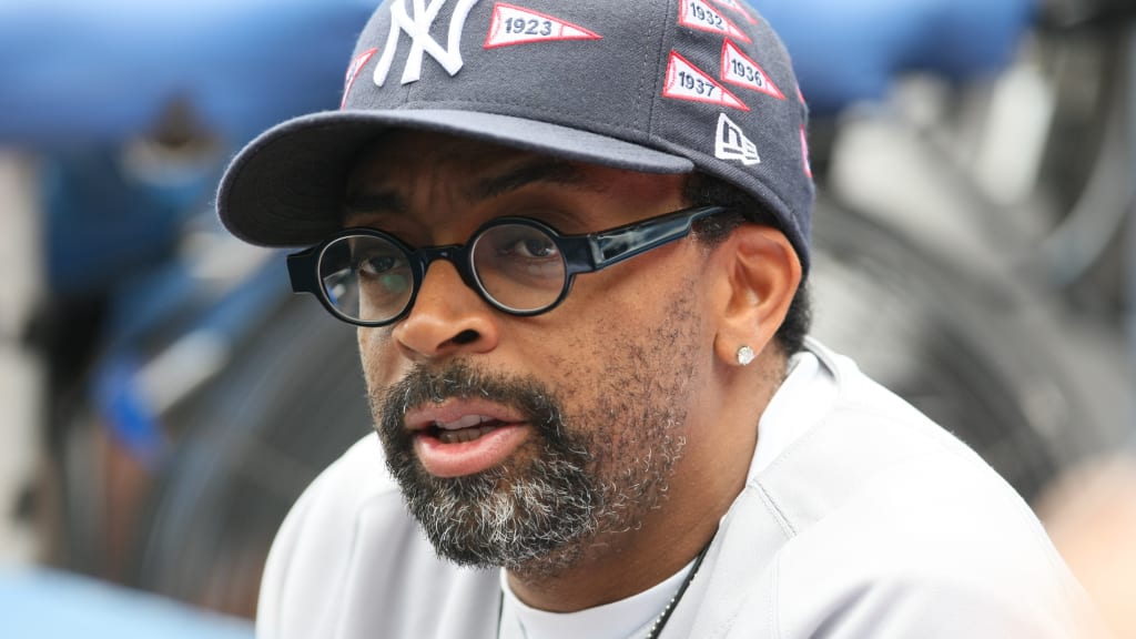 Yankees fan Spike Lee calls out Mets for being 'cheap' 