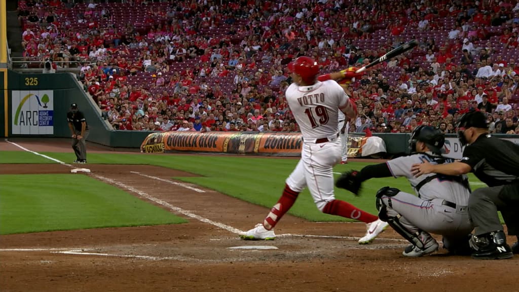 Joey Votto makes history with his 2,000th hit as the Reds beat the