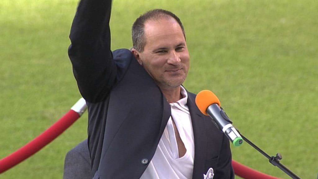 Vizquel inducted into Tribe HOF
