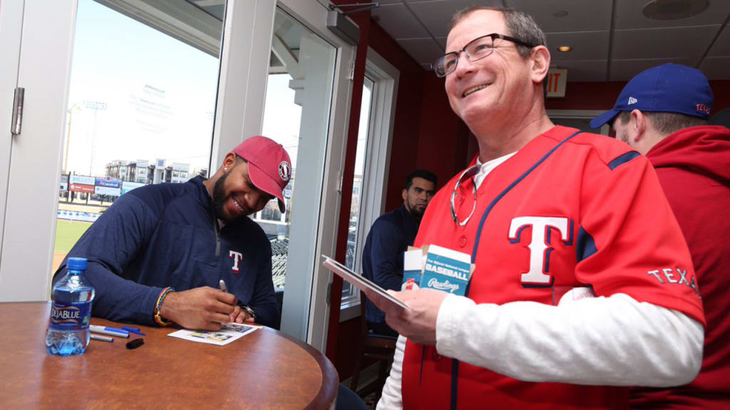 Chi Chi Gonzalez and Jeff Banister were in attendance at the Frisco, Tex., Winter Caravan event on Saturday. (Rangers Twitter)