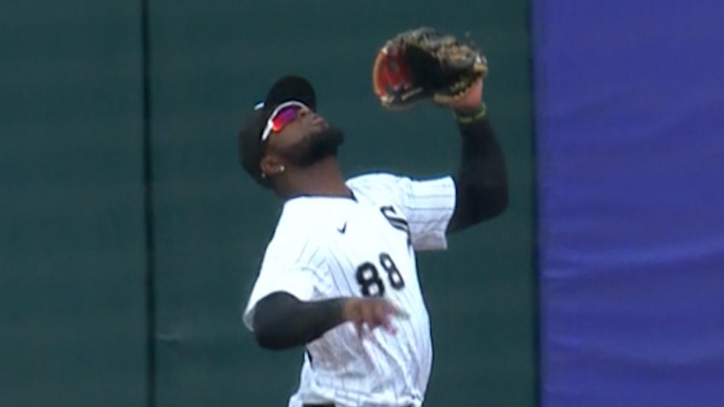 Luis Robert shows off all tools in White Sox win