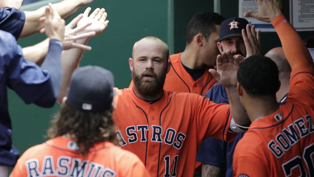Evan Gattis celebra en el dugout luego de pegar un jonrón en la sexta entrada.