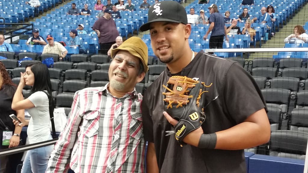 Comedian Luis Silva, in character as "Pánfilo," poses for a photo with countryman Jose Abreu. (White Sox)