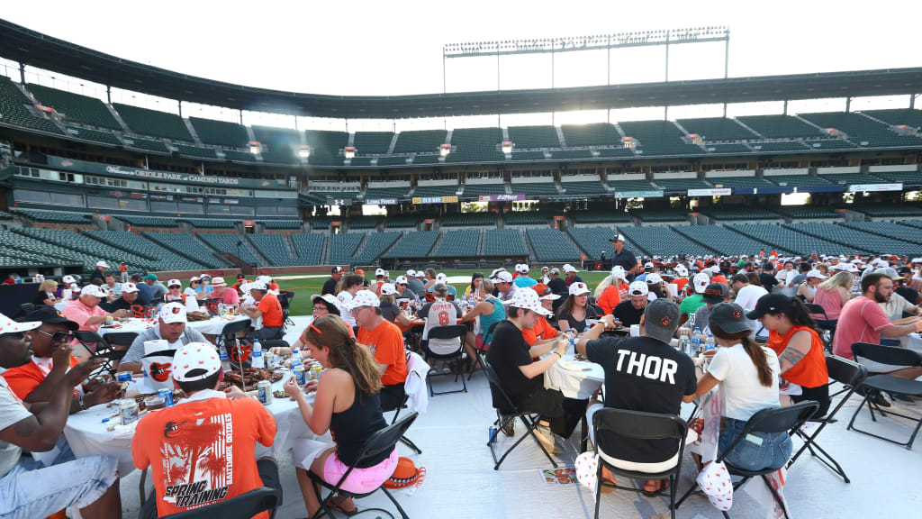 Brooks and Eddie eating crabs…. - Bmore Orioles Fans