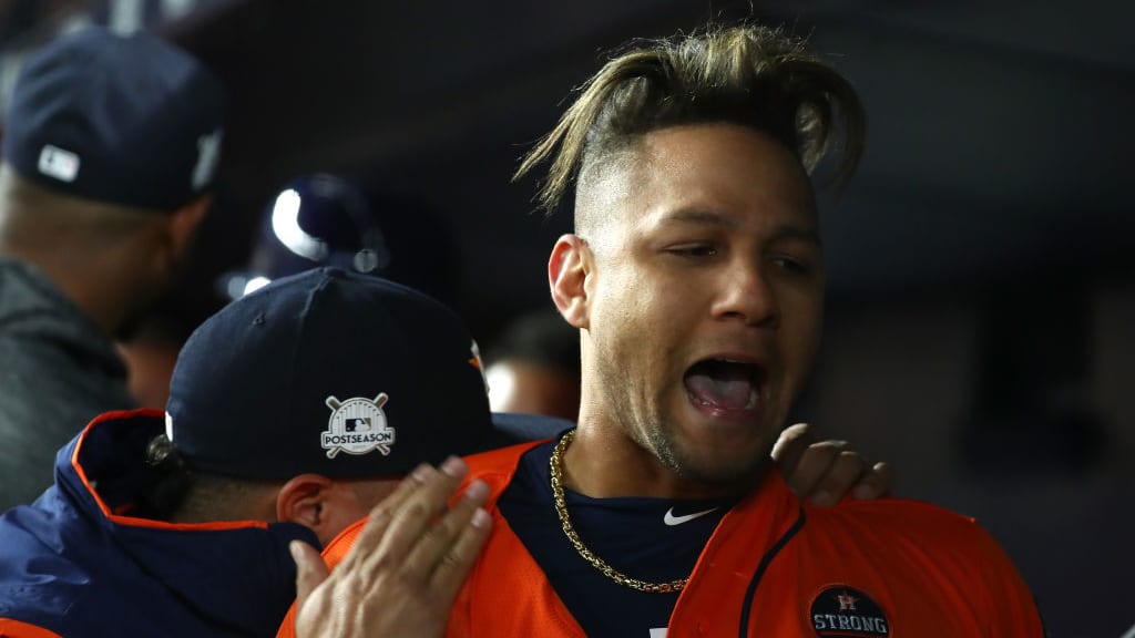 Carlos Correa played with Yuli Gurriel's hair in the dugout after