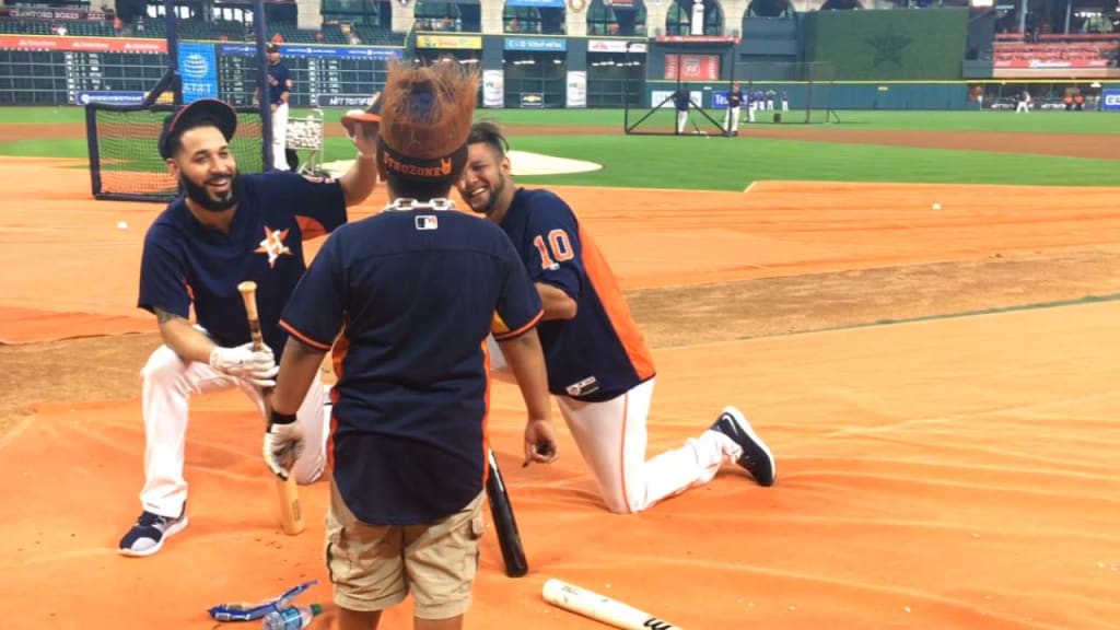 Yuli Gurriel and Jose Altuve tried on the Astros' new Gurriel Rally Wigs,  and it was great