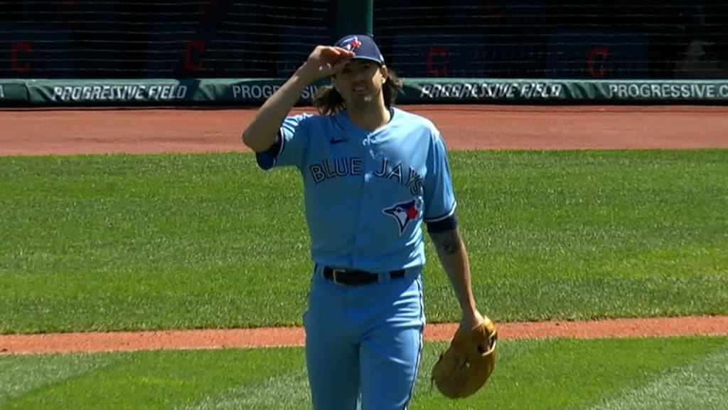 Kevin Gausman gets his 1,500 strikeout and receives a standing