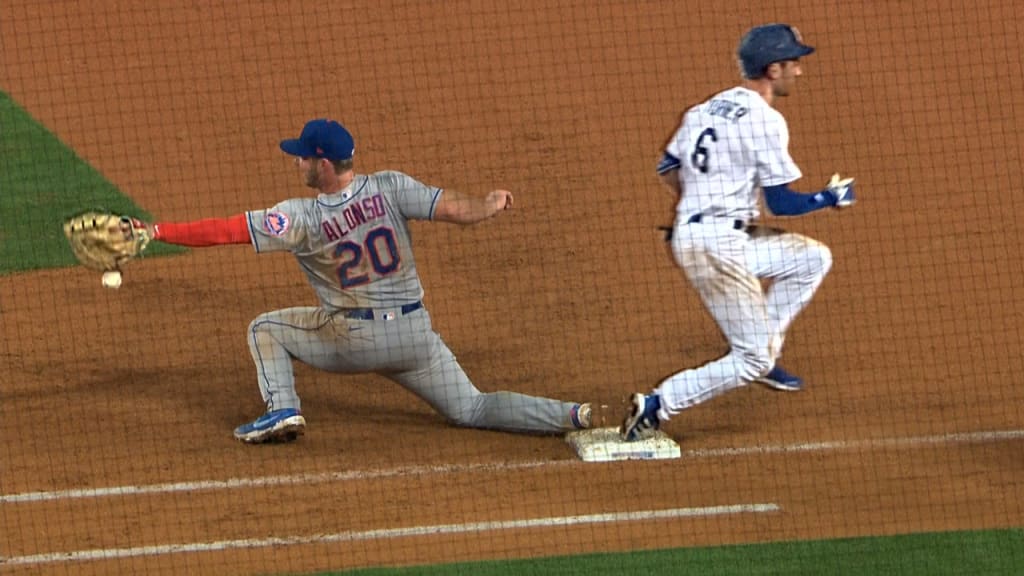 WATCH: Fan runs on field, pretends to pitch during Mets vs. Giants