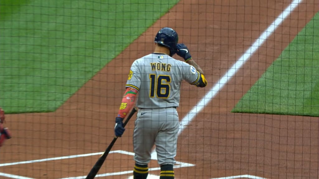 Brewers' Wong returns to IL with calf tightness