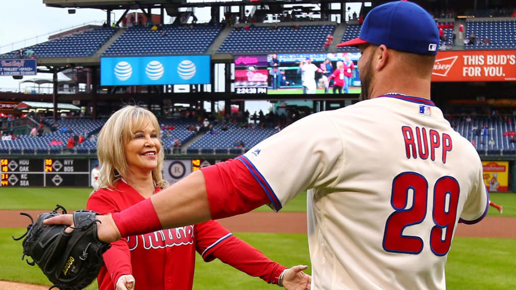 Astros moms throw out first pitch to their sons before Mother's