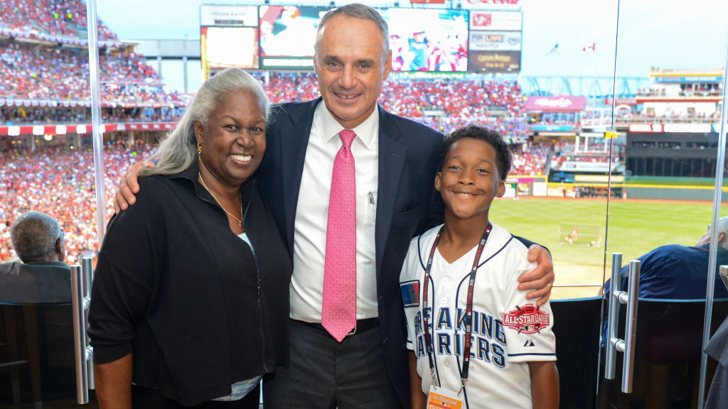 Sharon Robinson poses for a photo with Commissioner Rob Manfred and '15 winner Malcolm Venable, 10.
