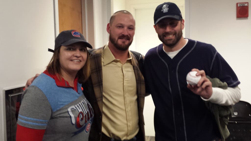 Cubs fans Rich Hemmig and Michele Reynolds retrieved Travis Wood's home run ball and gave it back to him. (MLB.com)