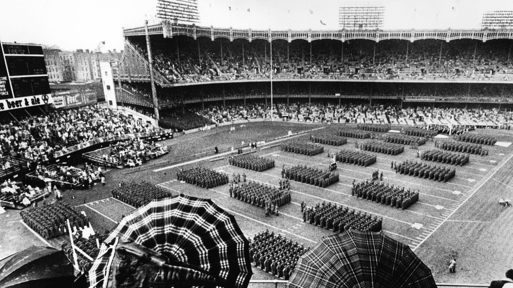 December 30, 1962 - Yankee Stadium. In 25 degree weather with 25