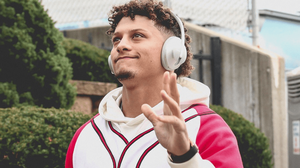 Patrick Mahomes wears Negro League jersey to Chiefs game