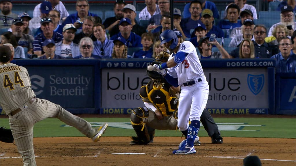 Manny Machado takes souvenir from first Dodgers home run