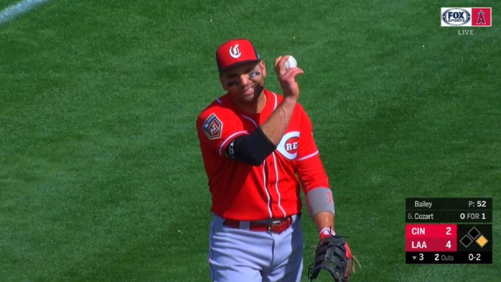 CIN@PHI: Votto fakes out Phillies fan on foul ball 