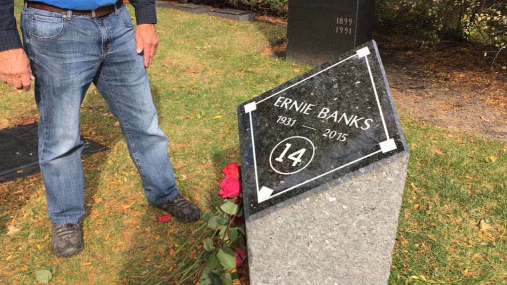 Cubs' Ernie Banks monument unveiled at Graceland Cemetery – Sun