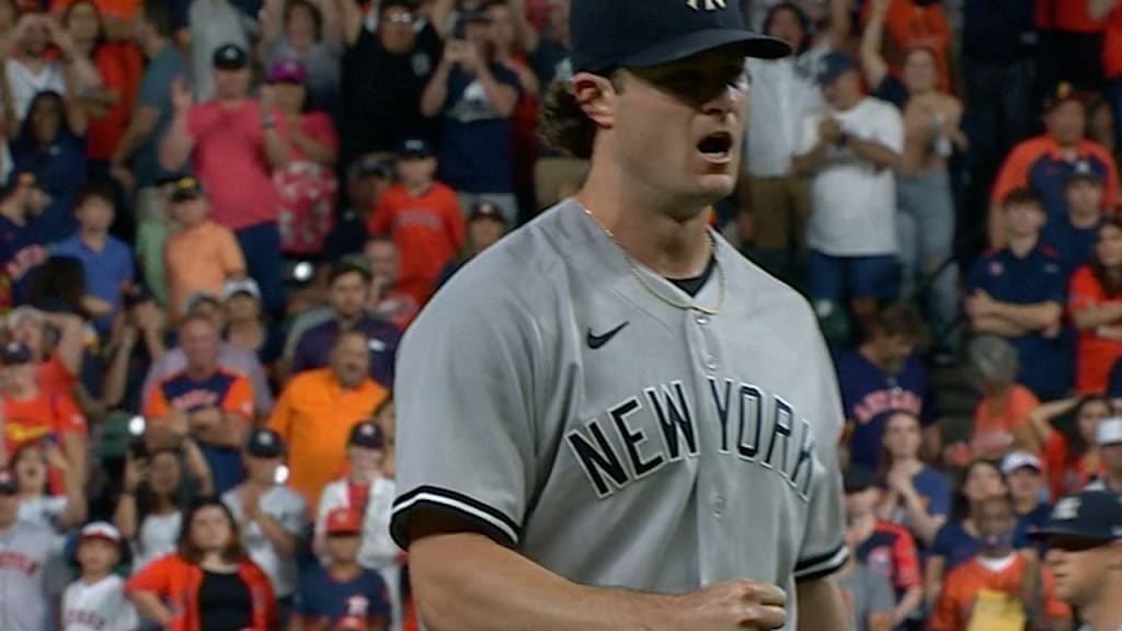 Aaron Judge closes jersey on HR trot in Houston