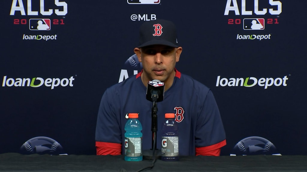 Yankees fans throw water bottles, trash at Guardians players in