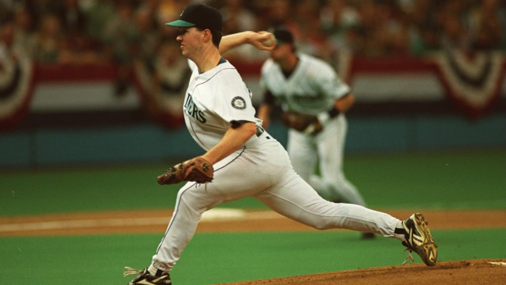 10 OCT 1995: SEATTLE PITCHER BOB WOLCOTT DELIVERS A PITCH IN THE SECOND INNING OF THE MARINERS GAME VERSUS CLEVELAND INDIANS IN GAME ONE OF THE AMERICAN LEAGUE CHAMPIONSHIP SERIES AT THE KINGDOME IN SEATTLE, WASHINGTON. SEATTLE WON THE GAME 3-2. Mandato