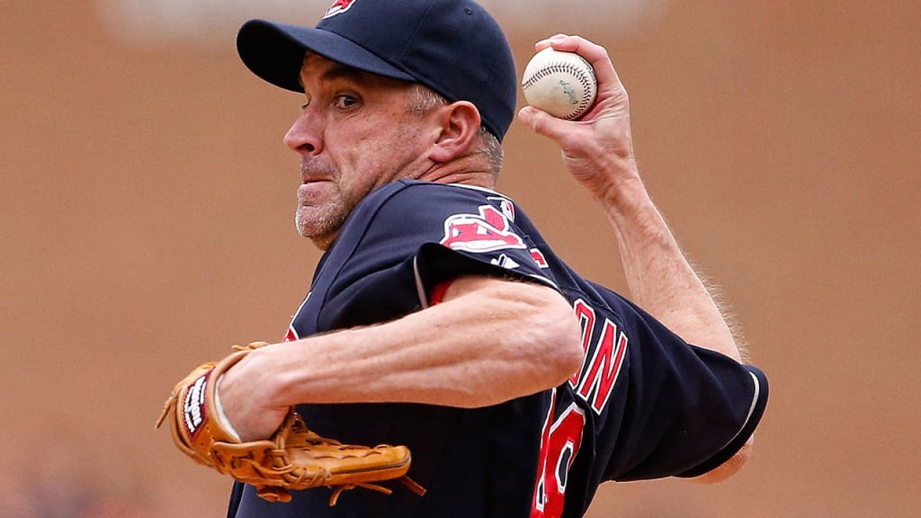 Scott Atchison went 7-1 with a 3.63 ERA in 93 games for the Indians from 2014-15. (Getty)