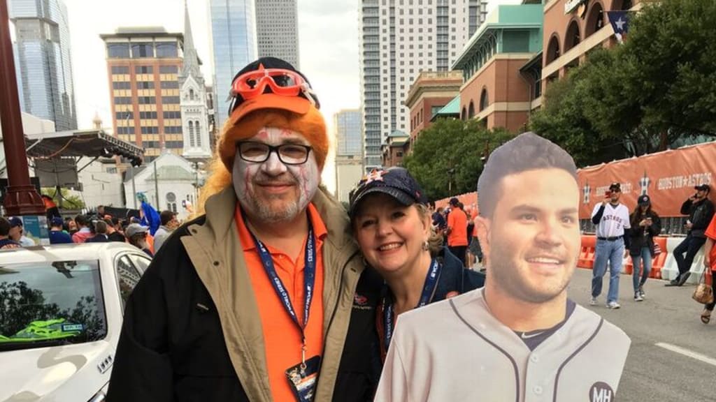 The fans at Game 3 of the World Series will not leave you disappointed