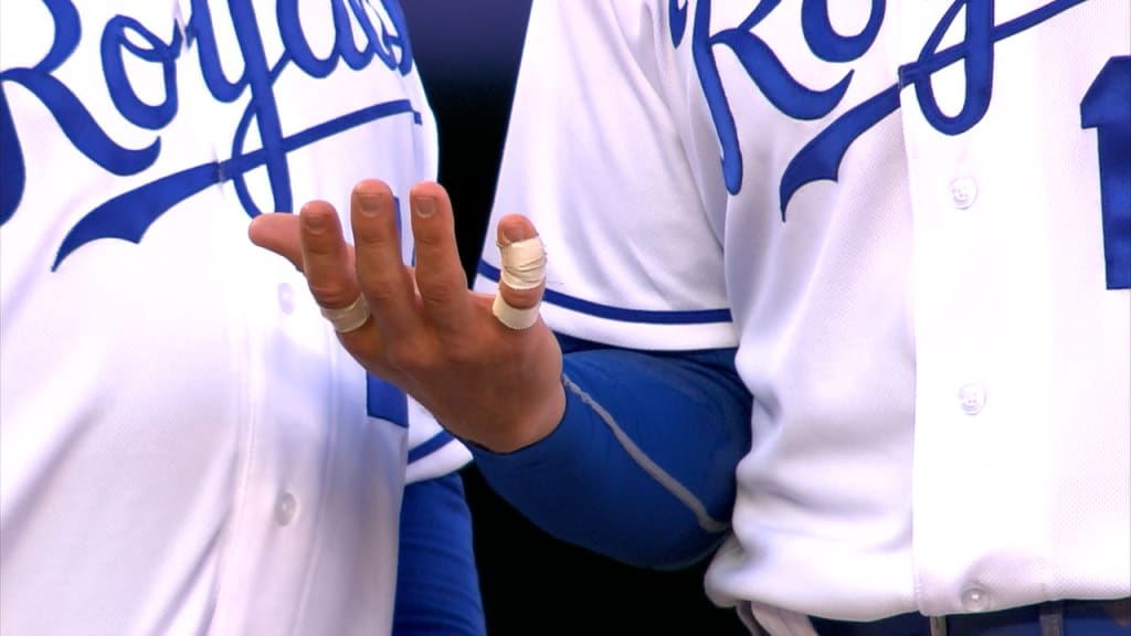 Carlos Santana receives standing ovation in first at-bat back in