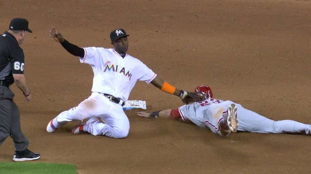 Realmuto throws out Altherr