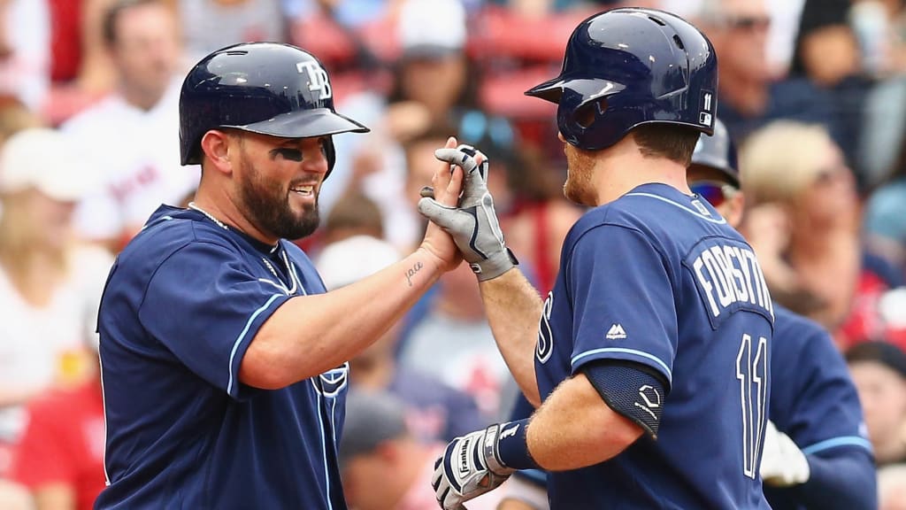 Logan Forsythe y Bobby Wilson celebran luego de anotar durante la segunda entrada.