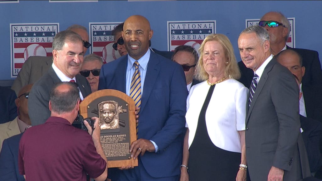 File:Harold Baines presented with Baseball Hall of Fame plaque July  2019.jpg - Wikimedia Commons