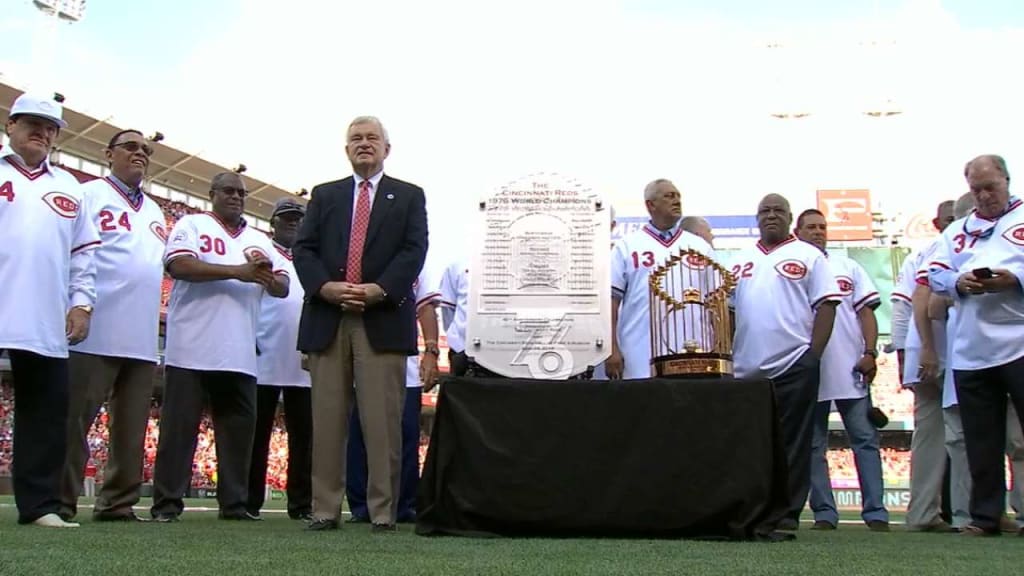 Former Cincinnati Reds player Cesar Geronimo walks onto the field during  ceremonies honoring the starting eight of the 1975-76 World Champion  Cincinnati Reds following a baseball game between the Cincinnati Reds and