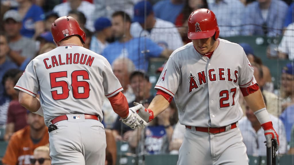 Kole Calhoun celebra con Mike Trout luego de pegar un jonrón durante la primera entrada.