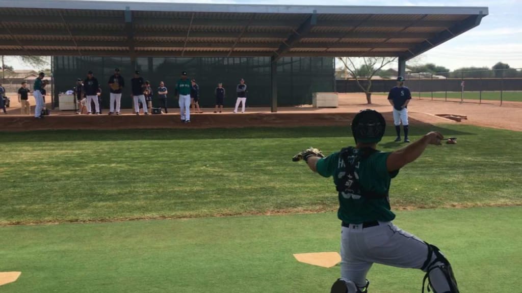 Felix Hernandez throws bullpen