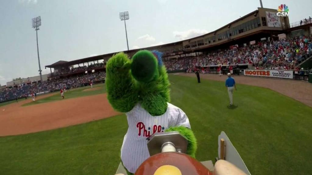 Phillie Phanatic shoots hot dogs