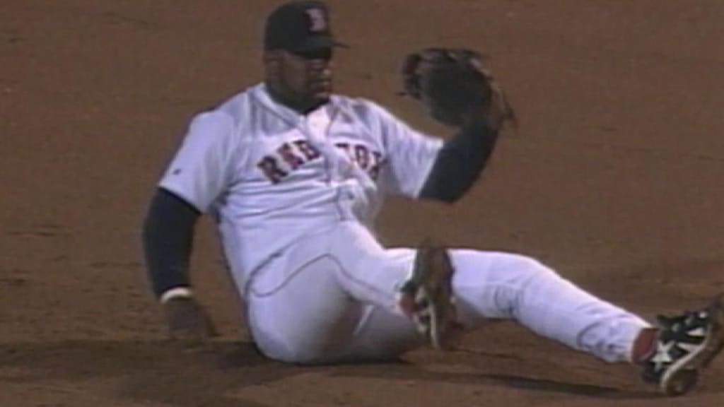 Mo Vaughn takes David Wells deep for three-run homer 